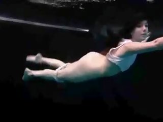 Zem ūdens plastiskās gymnastic